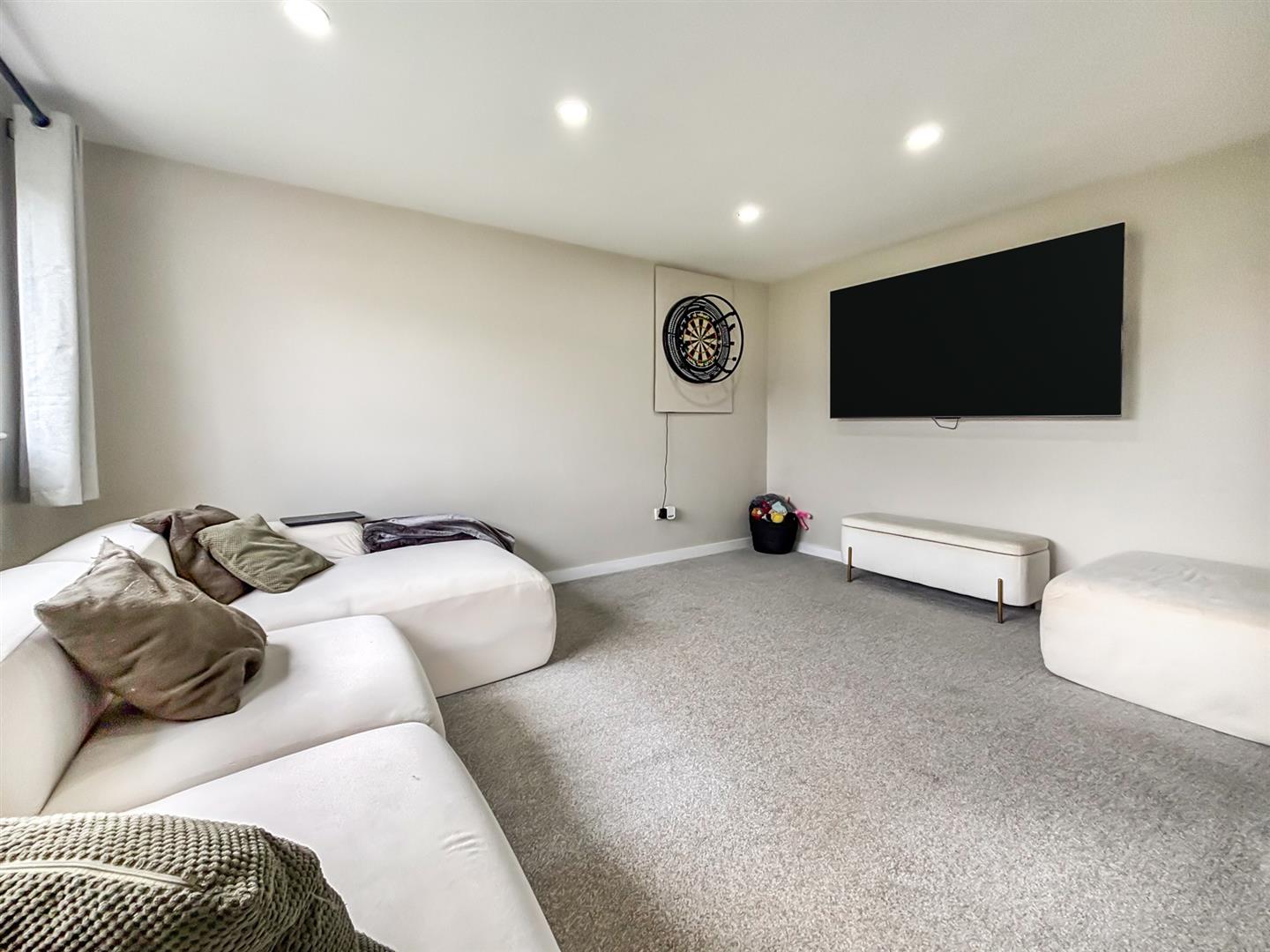 2 bed property in High View, Bedford